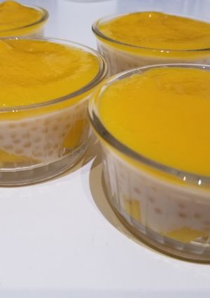 Une photo de Dessert lait de coco, mangue, perles du Japon (= perles tapioca)