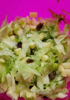 Una foto de Ensalada de lechuga, manzana y queso