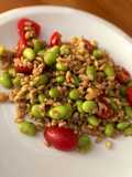 Farro con edamame, pomodorini curry e curcuma