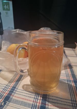 Una foto de Te de jengibre y naranja🍯🍊🫚 con sabor a anís, miel