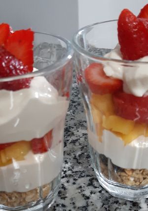 Una foto de Copa de yogurt con frutas y granola 🍓🥭