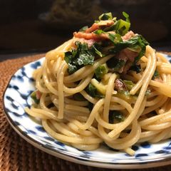 A picture of Japanese pasta (Soy sauce butter pasta with vegetables and bacon).