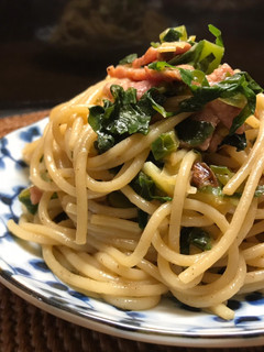 A picture of Japanese pasta (Soy sauce butter pasta with vegetables and bacon).