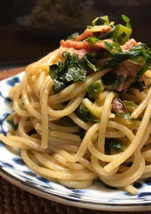 A picture of Japanese pasta (Soy sauce butter pasta with vegetables and bacon).