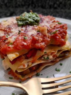 Una foto de Lasaña de pollo y verduras con salsa de tomate