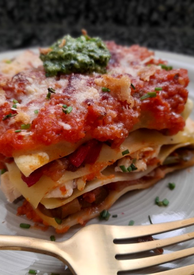 Una foto de Lasaña de pollo y verduras con salsa de tomate