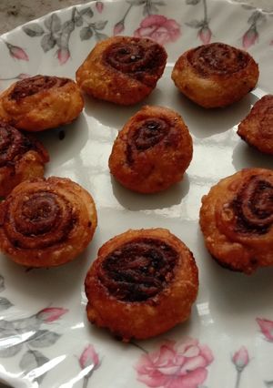 ટેસ્ટી અને મસાલેદાર ભાખરવડી (Tasty And Masaledaar Bhakharvadi Recipe In Gujarati) રેસીપી મુખ્ય ફોટો