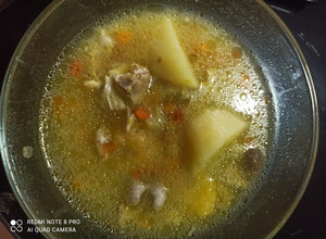 Una foto de Sopa de pollo con verduras