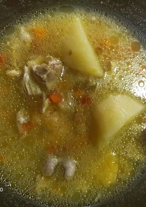 Una foto de Sopa de pollo con verduras