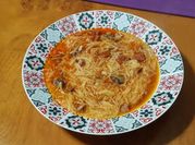 Una foto de puchero de fideos