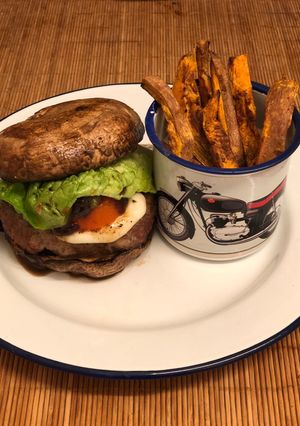 A picture of Venison burger in a portobello mushroom “bun” 🍔🍟.