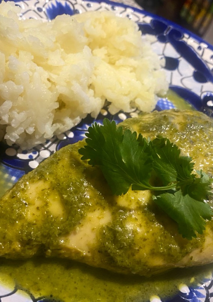 Una foto de Pollo en salsa de cilantro y limón