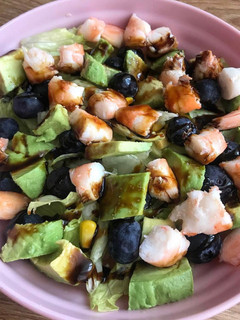 Una foto de Ensalada de aguacate con langostinos y miel de caña 🥑🍤🍯