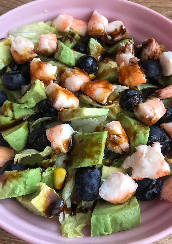 Una foto de Ensalada de aguacate con langostinos y miel de caña 🥑🍤🍯