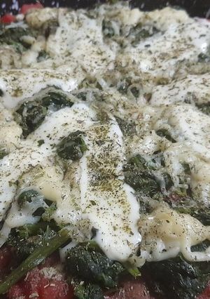 Una foto de Pizza integral de espinacas, tomate y queso port salud diet