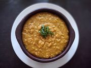 Una foto de arvejas con longaniza