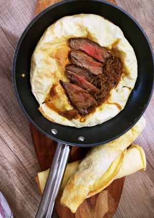 Zdjęcie przepisu Yorkshire pudding wraps, pieprzowy rostbef z sosem cebulowym.
