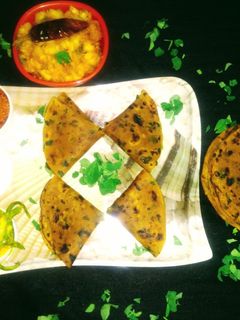 થેપલા (Thepla Recipe In Gujarati) રેસીપી મુખ્ય ફોટો