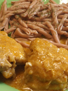 Una foto de Contramuslos de pollo con salsa de pimentón