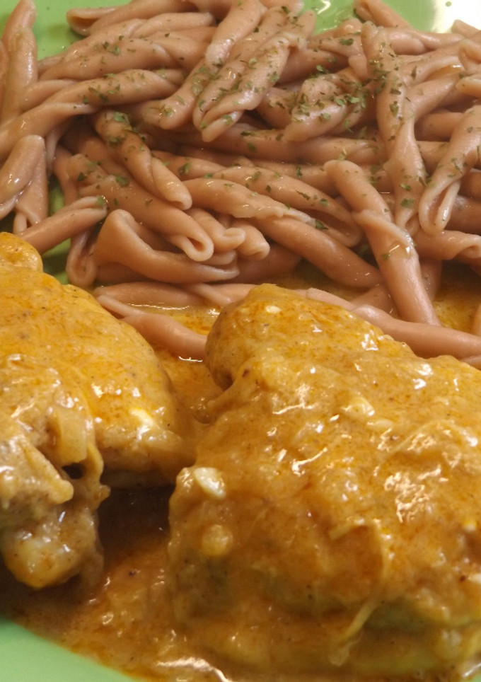 Una foto de Contramuslos de pollo con salsa de pimentón