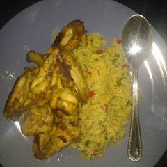 A picture of Grill chicken wings with rice broth.