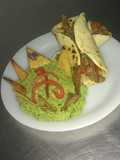 Tacos y guacamole con nachos