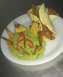 Tacos y guacamole con nachos