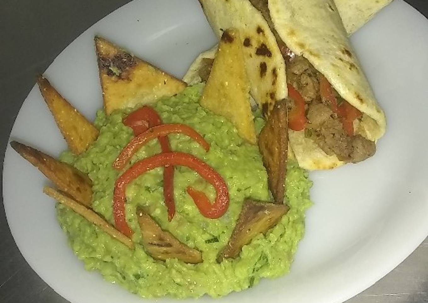 Tacos y guacamole con nachos