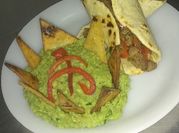 Una foto de nachos de guacamole