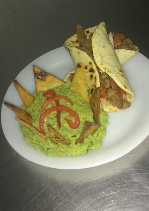 Una foto de Tacos y guacamole con nachos