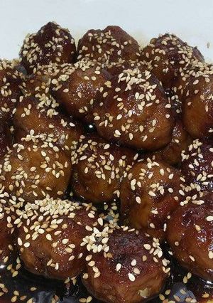 Una foto de Tsukune, albóndigas japonesas con salsa teriyaki