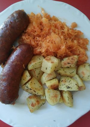 Savanyú káposztával sült csípős kolbász, pirított burgonyával recept fotója