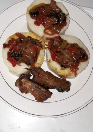 A picture of White yam and stew sauce.