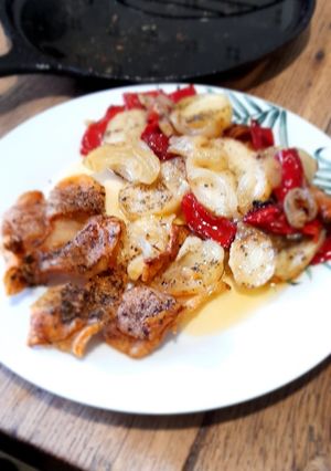 Foto principal de Secreto Ibérico con patatas, cebolla y pimiento rojo