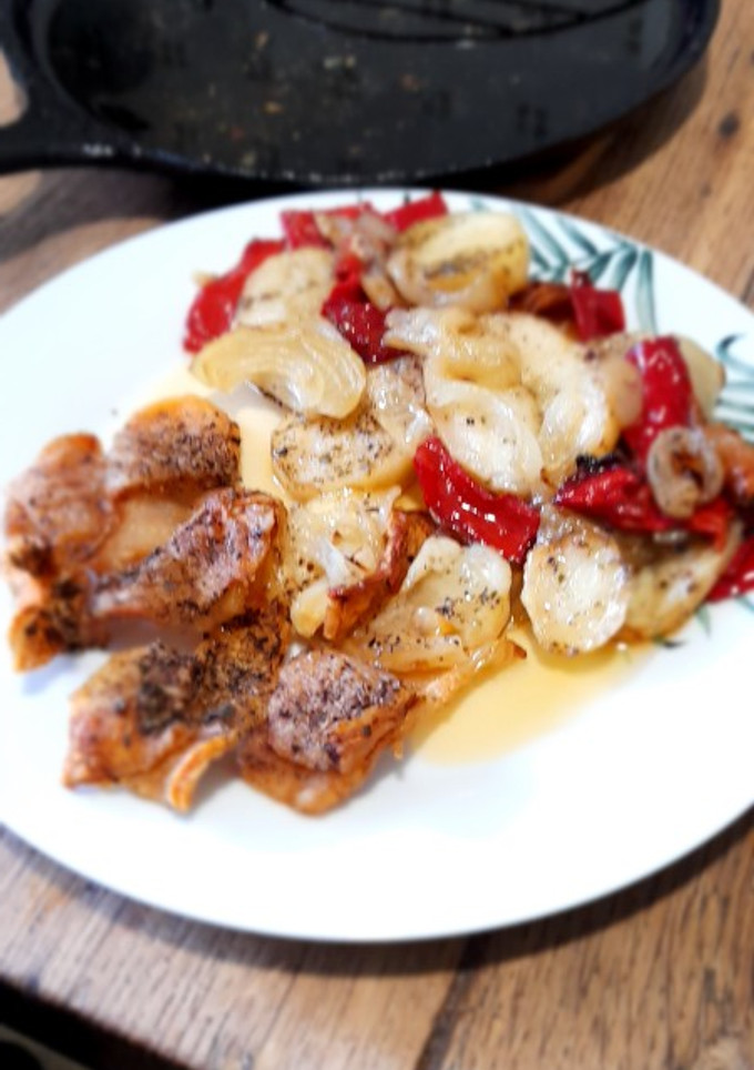 Una foto de Secreto Ibérico con patatas, cebolla y pimiento rojo