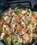 Spaghetti con pollo y brócoli