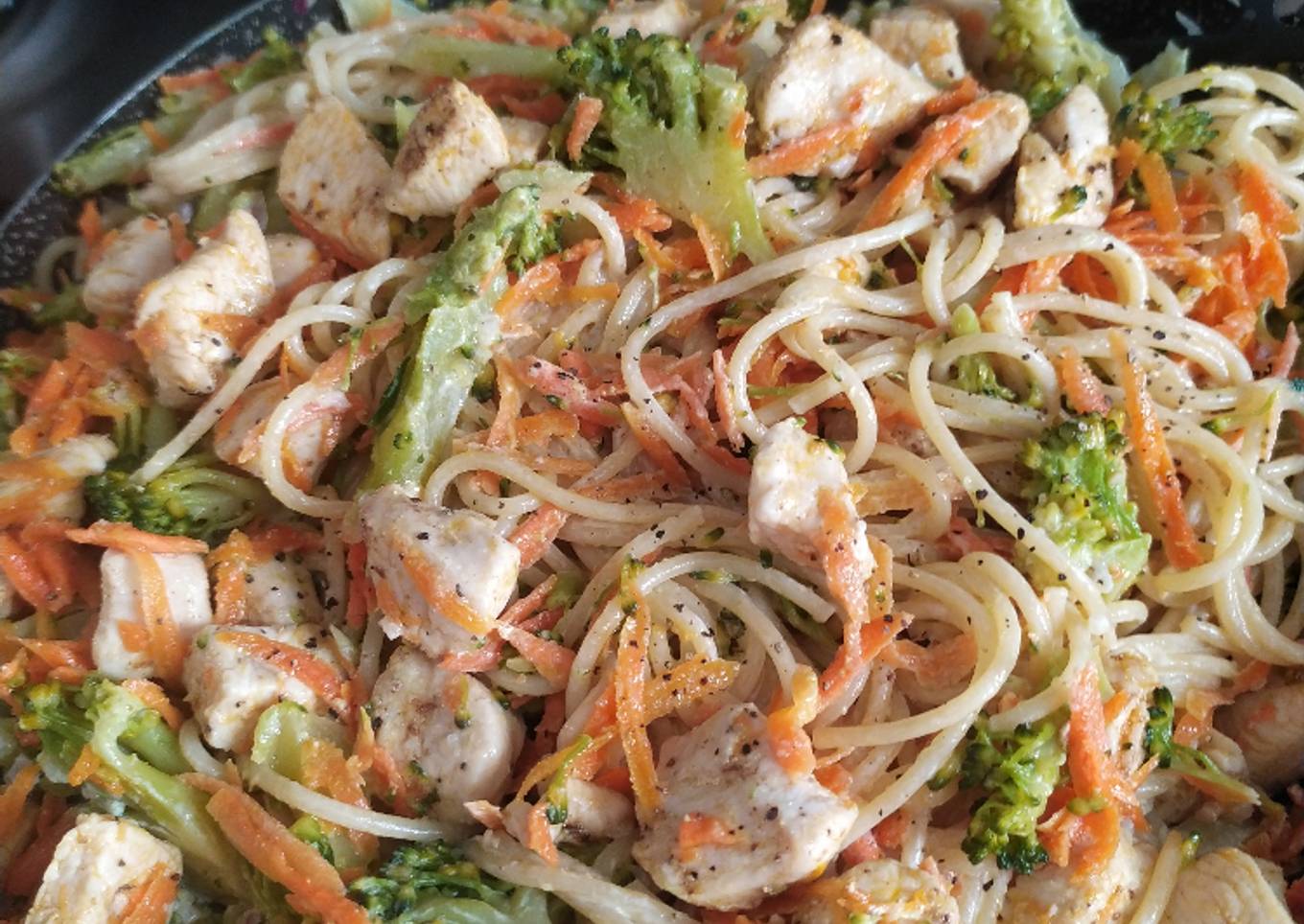 Spaghetti con pollo y brócoli