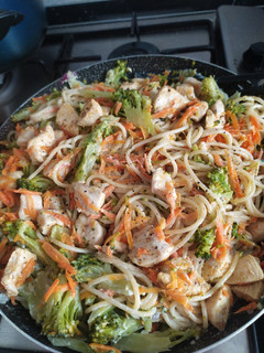 Una foto de Spaghetti con pollo y brócoli