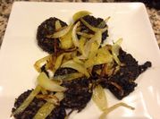 Una foto de morcilla crujiente