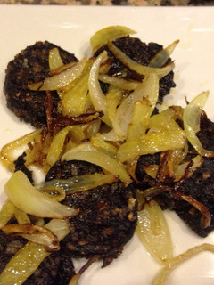 Una foto de Morcilla de arroz encebollada