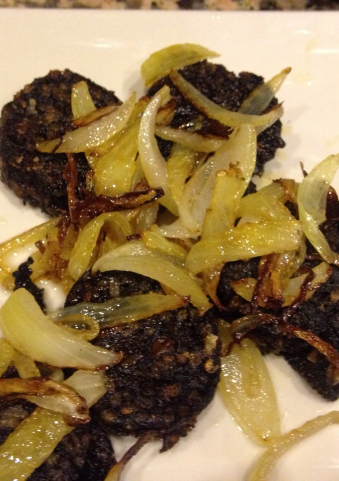 Una foto de Morcilla de arroz encebollada