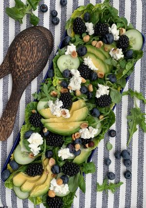 Une photo de Salade de roquette / mâche aux mûres et myrtilles