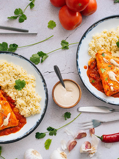 Una foto de Salmón en salsa de tomate picante y tahini