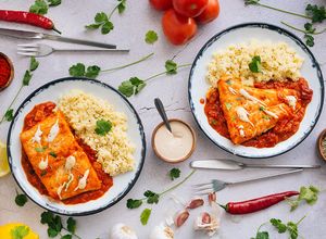 Foto principal de Salmón en salsa de tomate picante y tahini