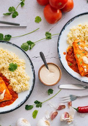 Una foto de Salmón en salsa de tomate picante y tahini