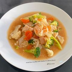 A picture of Wide Rice Noodles With Seafood in Gravy Sauce.