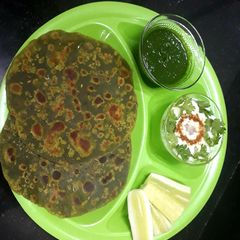 A picture of Spinach Paratha.