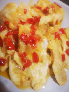 Una foto de Merluza con cebolla y pimiento rojo