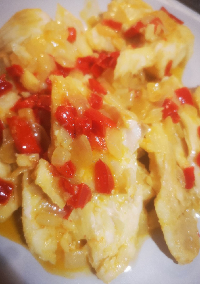 Una foto de Merluza con cebolla y pimiento rojo