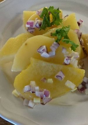 Osztrák burgonyasaláta (erdäpfel) recept fotója